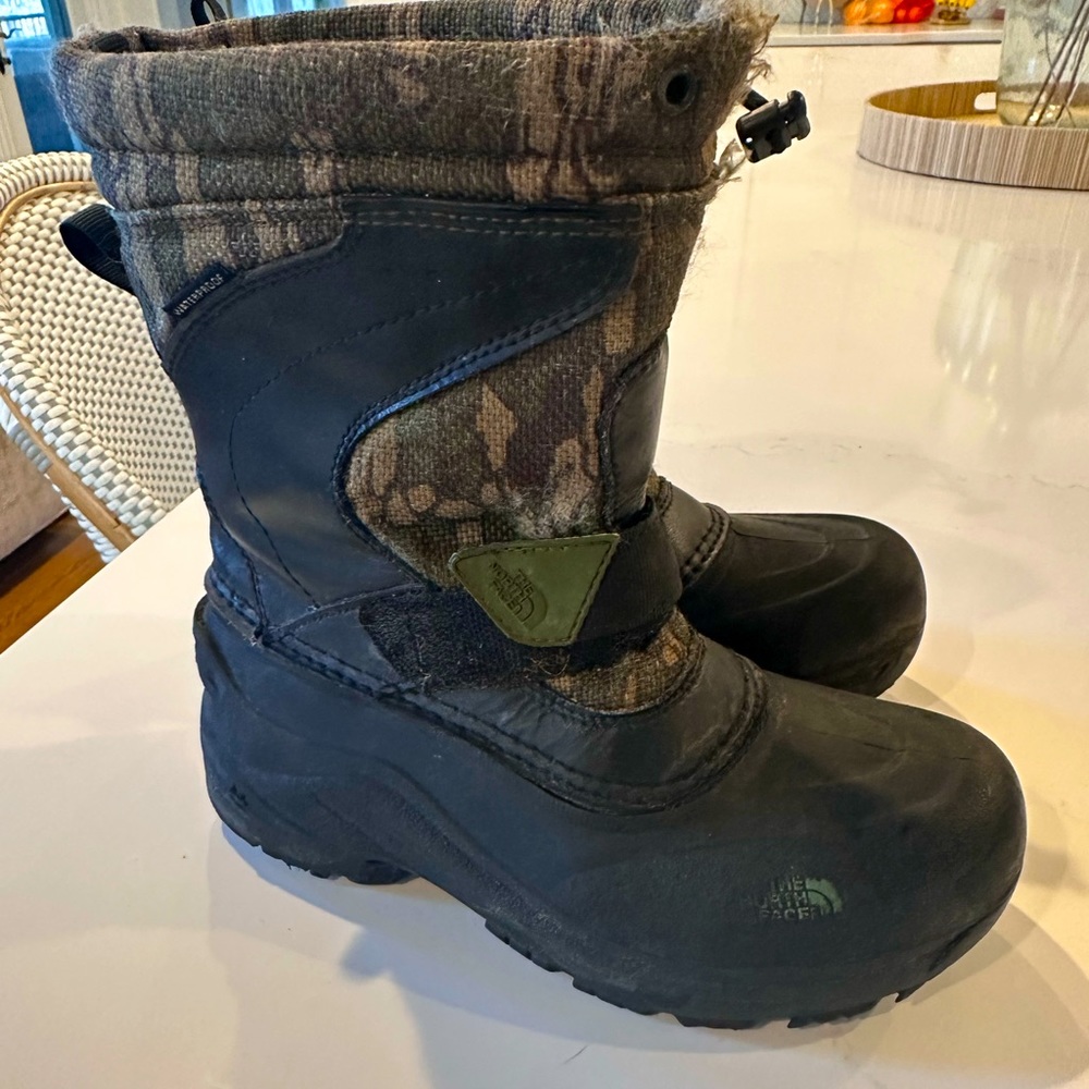 Boys Northface snow boots with Thermafelt insulation.